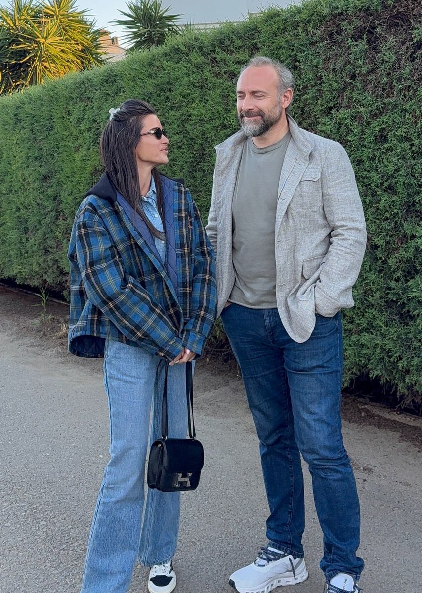 Serap_m's tweet image. Mütevazi aktör Halit Ergenç Kral Kaybederse setinde bir hayranıyla... 💫  
#HalitErgenç #KralKaybederse