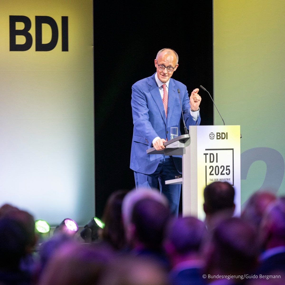 Weg vom Misstrauen hin zum Vertrauen. Das sollte die Annahme sein, die wir zwischen Politik und Wirtschaft zugrunde legen. Weniger Vorsorge- und mehr Haftungsprinzip. Und dann auch wieder mehr Freiheit.

Dann haben wir die Chance, umzusetzen, was wir Bürokratieabbau nennen.