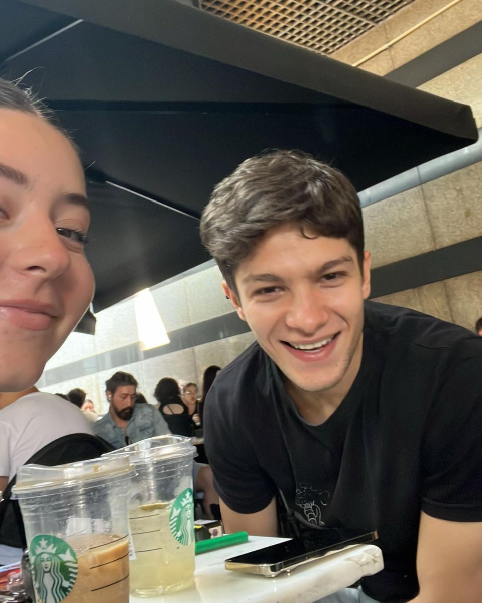 bekleyelim de                       saçımızda 
geçsin yıllar                           çoğalsın kırlar