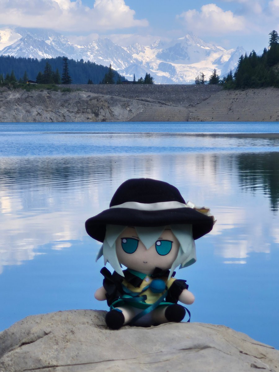Myndstil's tweet photo. no thoughts, just koishi chilling with the lake's reflection https://t.co/V7I4DyeLTl