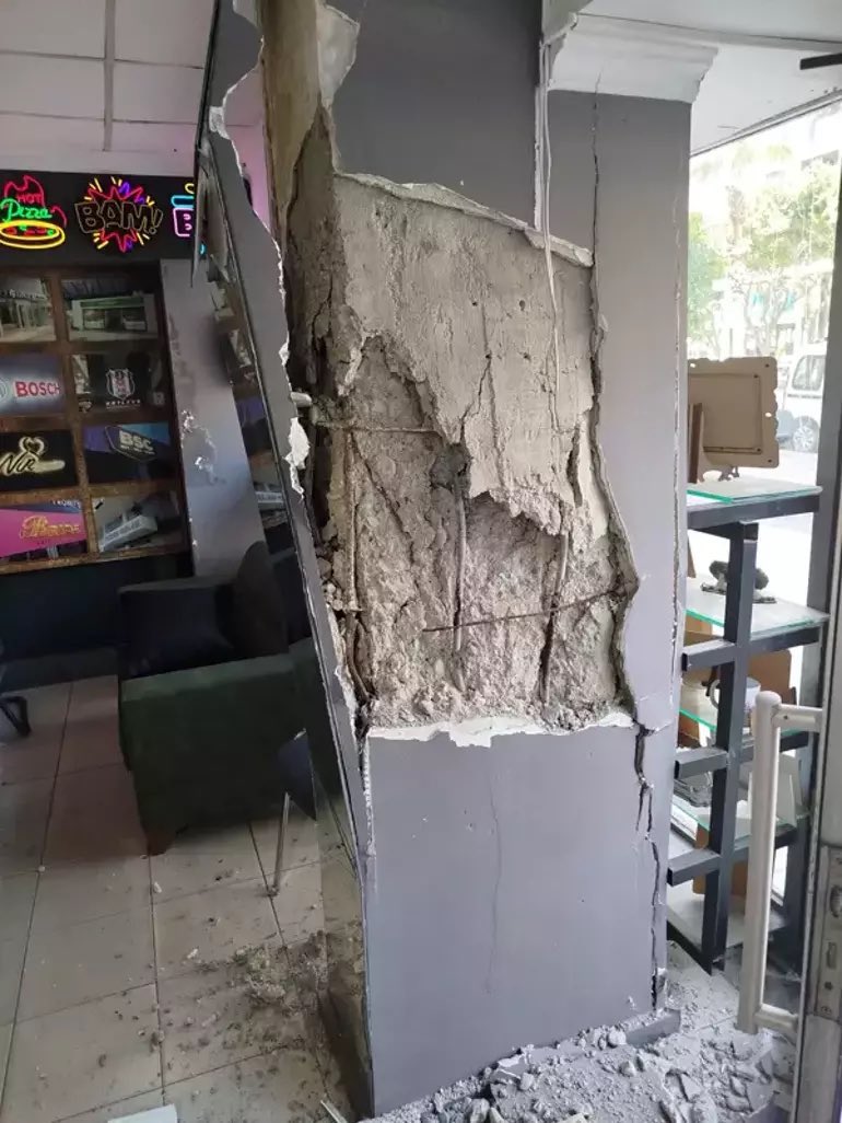 Antalya’da 7 katlı binanın kolonu patladı, bina boşaltıldı. 
Deprem  olmadan kolon patlıyor❗️
Bu binadakiler şanslı toptan göçme olmadan kolon patladı, binayı boşaltma fırsatı doğdu.  Yapı stokumuzda bulunan eski binalar alarm veriyor. İnsanlar metrekare kaybı oluyor diye kentsel
