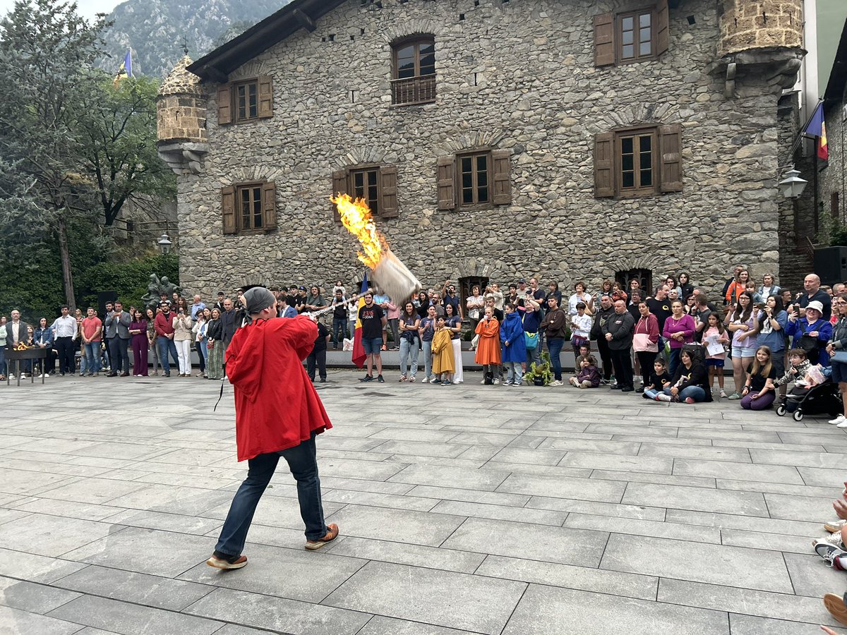🔥 La flama del Canigó, símbol que agermana els diferents territoris de parla catalana, ja ha arribat a Andorra

Un any més hem assistit al seu acte de rebuda, organitzat pel <a href="/ConsellGeneral/">Consell General</a> i el Centre de la Cultura Catalana. Un foc que encendrà fogueres i falles de tot Andorra
