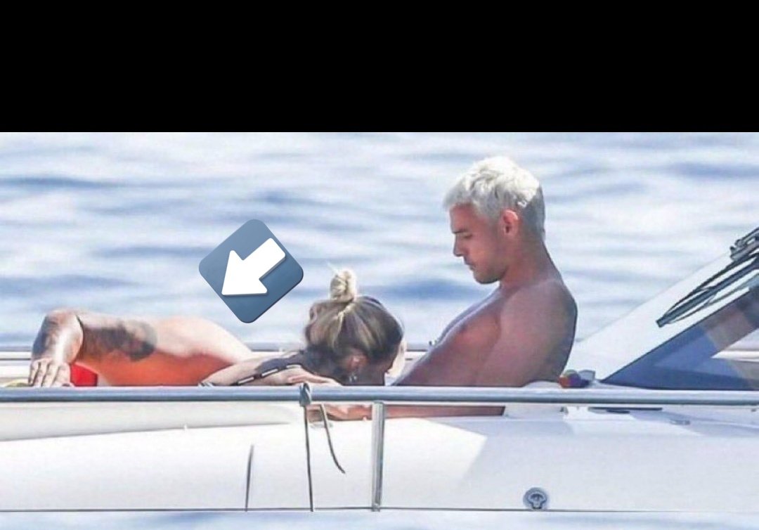 Pequeño detalle dice el otro con un brazo macho a kilómetros