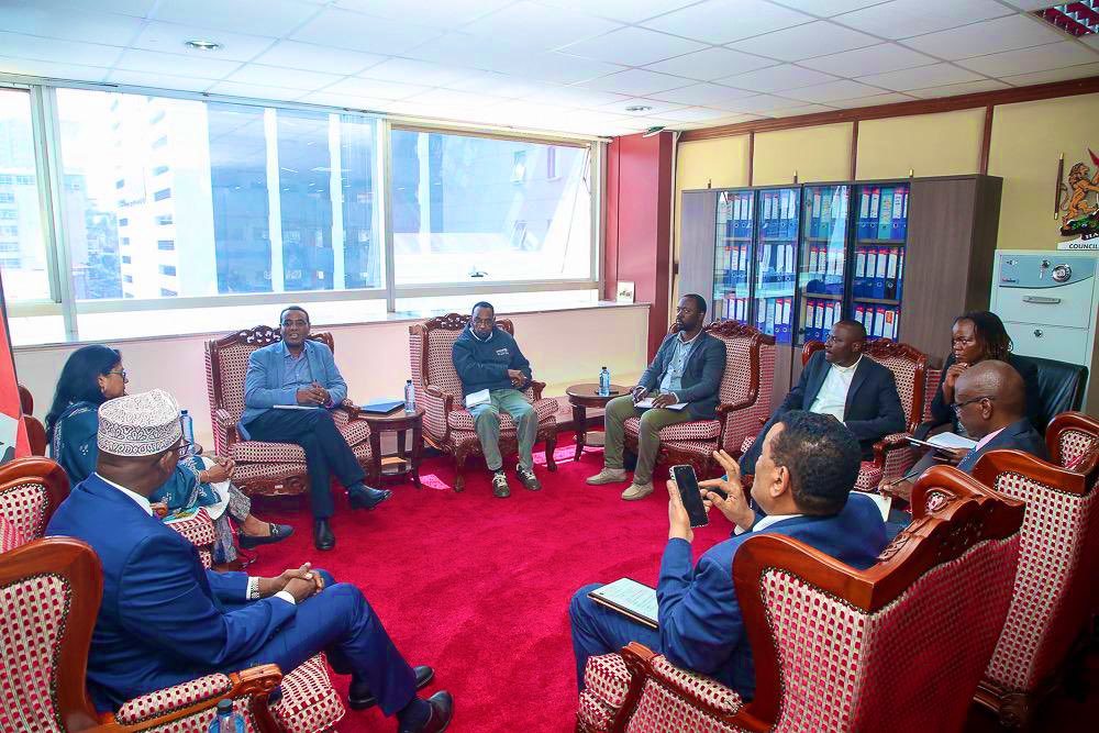 UNDPResilience's tweet image. Today, @UNDPResilience led by @ZeynuUmmer, with @UNICEFKenya Country Rep, met @HEAhmedJiir, Chair of Kenya’s Council of Governors & Wajir Governor, to explore continued partnership in Wajir County, using water as a catalyst for development & resilience in the borderlands.