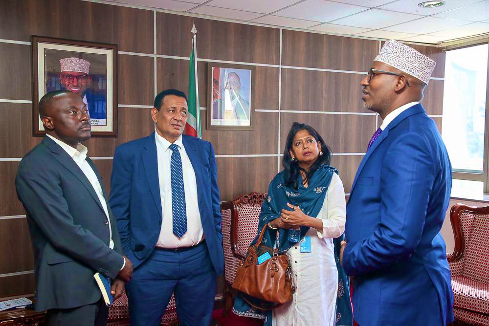 UNDPResilience's tweet image. Today, @UNDPResilience led by @ZeynuUmmer, with @UNICEFKenya Country Rep, met @HEAhmedJiir, Chair of Kenya’s Council of Governors & Wajir Governor, to explore continued partnership in Wajir County, using water as a catalyst for development & resilience in the borderlands.