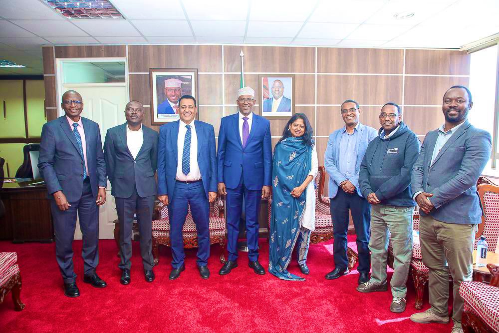 UNDPResilience's tweet image. Today, @UNDPResilience led by @ZeynuUmmer, with @UNICEFKenya Country Rep, met @HEAhmedJiir, Chair of Kenya’s Council of Governors & Wajir Governor, to explore continued partnership in Wajir County, using water as a catalyst for development & resilience in the borderlands.