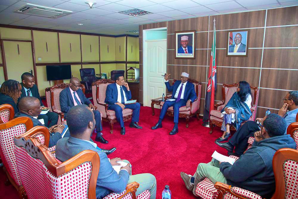 UNDPResilience's tweet image. Today, @UNDPResilience led by @ZeynuUmmer, with @UNICEFKenya Country Rep, met @HEAhmedJiir, Chair of Kenya’s Council of Governors & Wajir Governor, to explore continued partnership in Wajir County, using water as a catalyst for development & resilience in the borderlands.