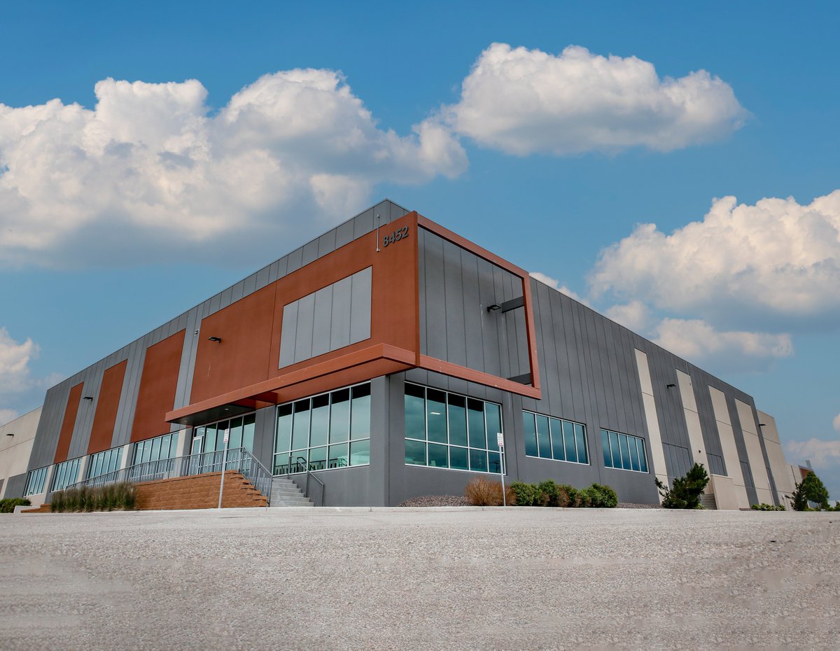 NGCNews's tweet image. Our new 100,000 sqft integration facility in Colorado will increase production of Ground System capabilities, delivering mission-critical data to American and allied warfighters at the Tactical Edge, anywhere at any time. Learn more: news.northropgrumman.com/sensors/Northr…