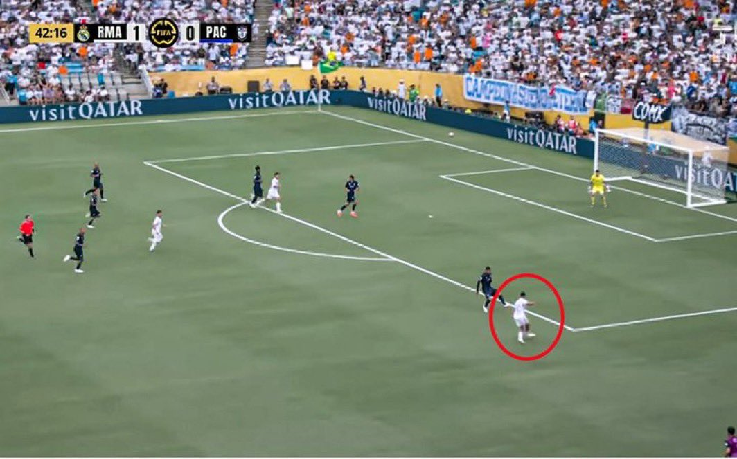 Lucas Vasquez in this situation :

Traps the ball
Attempts Ronaldo chop
Loses the ball and dives
Starts sprinting back like my 80yo grandma
Real Madrid concede