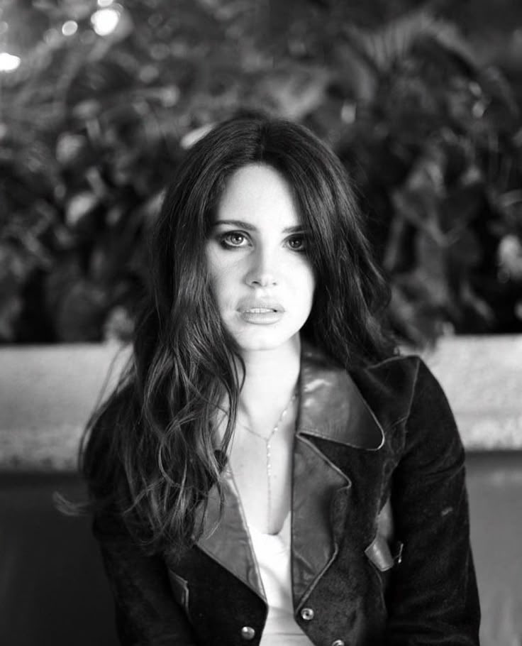 Lana del Rey’s ‘Ultraviolence’ (A) has now sold 8 MILLION copies worldwide 🌎.

Lana has now 2 albums exceeding this mark.