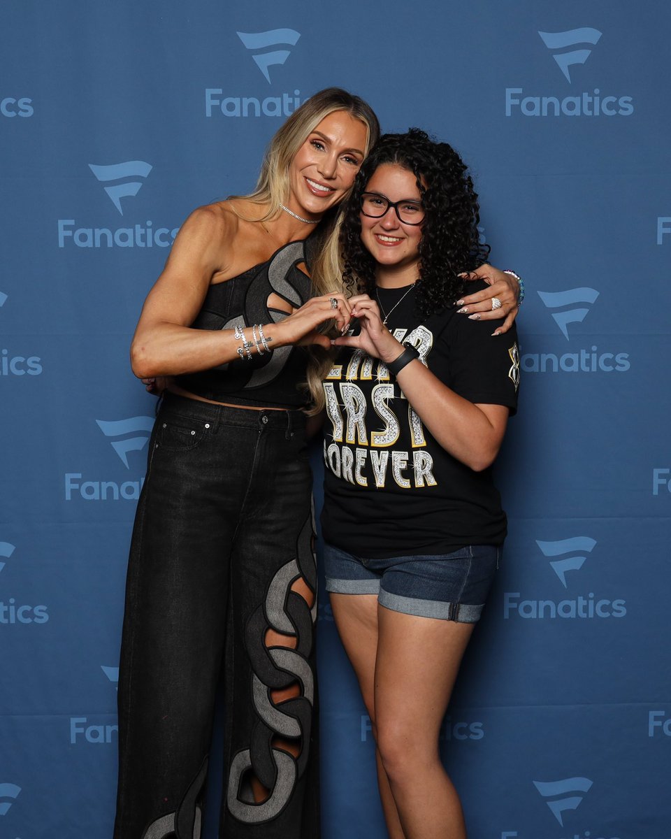 httpsbriefx's tweet image. how could i not repost the best moment of my life. i still can't believe i met my literal idol. i literally was shaking and sobbing (sorry charlotte 💀) but i love her sm. 2014 me is dying rn. thank you @MsCharlotteWWE 🩷🩷
