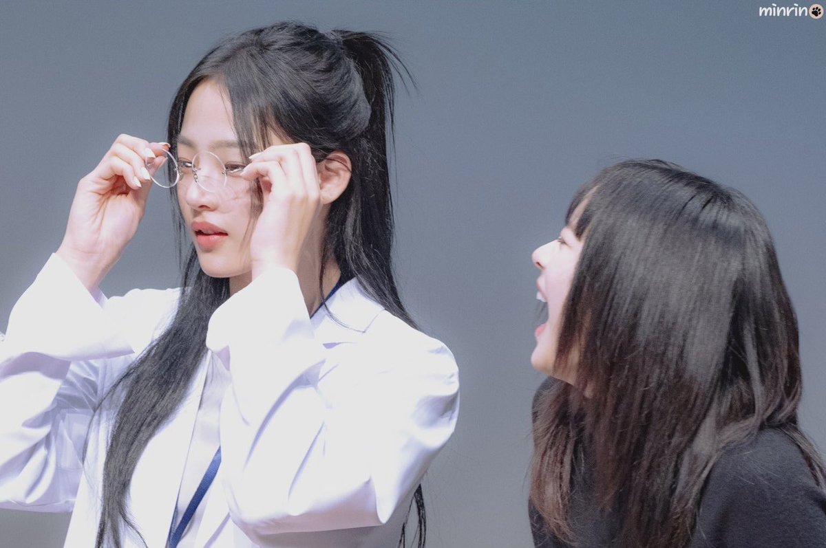 하니는유명한 민지자존감지킴이야 뭐만하면 온몸으로리액션을해줌