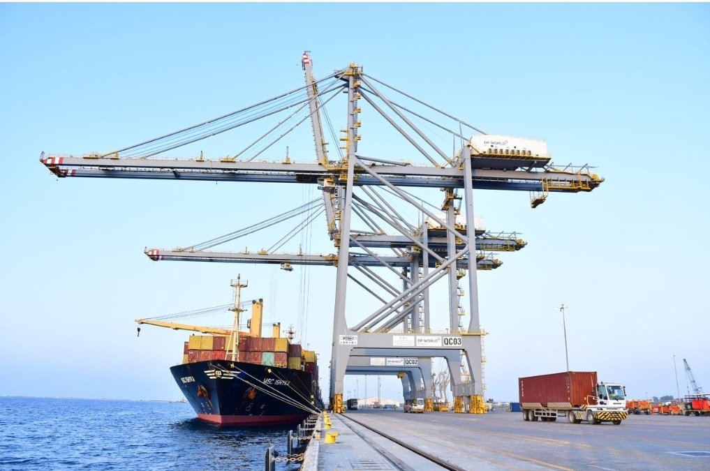 DavidGreenhh's tweet photo. The UAE has signed a $3B deal to build a railway linking Berbera Port Somaliland to Ethiopia  a strategic lifeline for landlocked Ethiopia and a major boost for Berbera as a Red Sea hub. Rail construction hasn’t started yet, but planning is well underway.
#HornOfAfrica #UAE https://t.co/q0VbXoSdk5