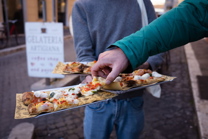 📣New blog post alert!📣
9 Types of Italian Pizza (And Where to Try Them in Rome)
romewithchef.com/types-of-itali…