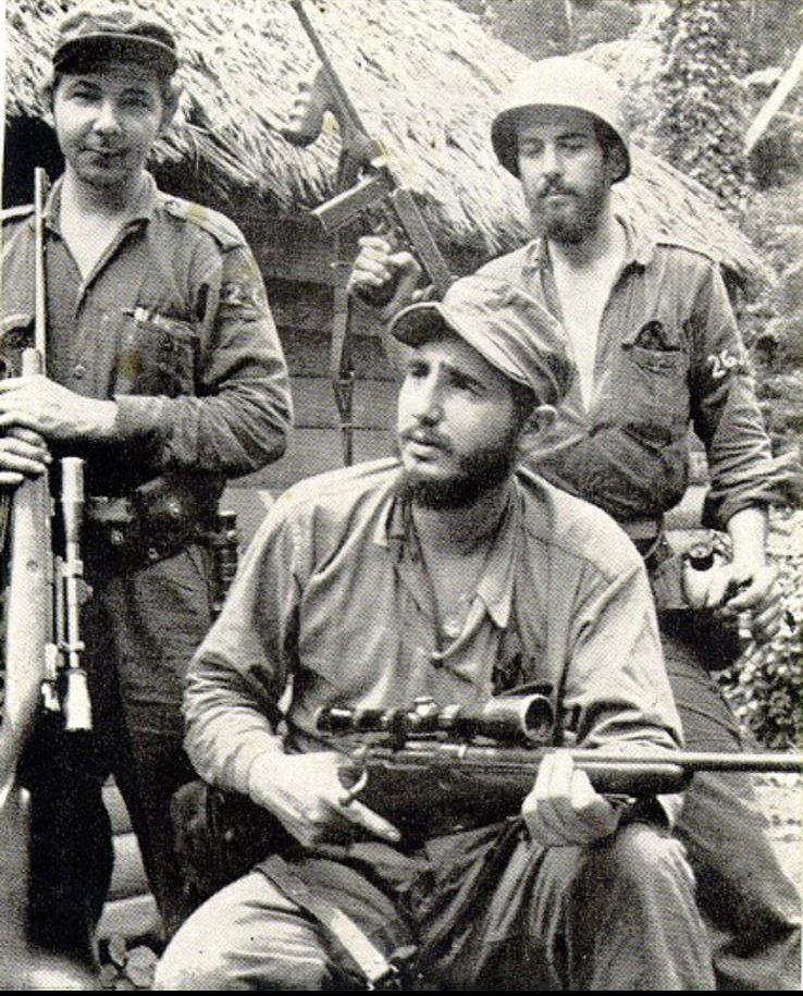 Küba Devrimi'nin üç önemli lideri: Ayakta soldan sağa, Raul Castro ve Camilo Cienfuegos. Oturan , Fidel Castro.