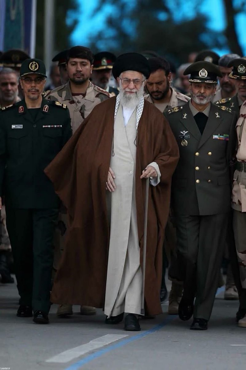 نام ہے آیت اللہ العظمی علی خامنہ ائ 
جب ایک مسلمان ملک ک ا ف روں کو مسلمان کے  خلاف اڈے دے گا تو پھر ایران کو پورا کا پورا حق حاصل ہے کہ وہ اس مسلمان ملک پر بھی حملہ کرے
#Iran 
#IranVsIsrael 
#WeStandWithIran