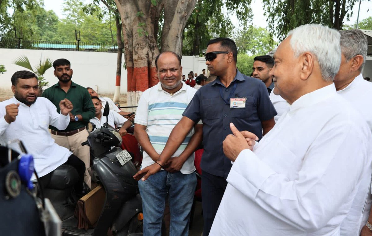 Jduonline's tweet photo. आज 1, अणे मार्ग स्थित मुख्यमंत्री आवास में राज्यभर से आए दिव्यांगजनों ने माननीय मुख्यमंत्री श्री @NitishKumar जी से भेंट कर सामाजिक सुरक्षा पेंशन में ढाई गुना वृद्धि किए जाने पर उनका हार्दिक आभार प्रकट किया।

दिव्यांगजनों ने कहा कि इस ऐतिहासिक निर्णय ने उनके जीवन में नई उम्मीदों का संचार किया है। अब वे पहले से अधिक आत्मनिर्भरता और सम्मान के साथ अपना जीवन जी सकेंगे।