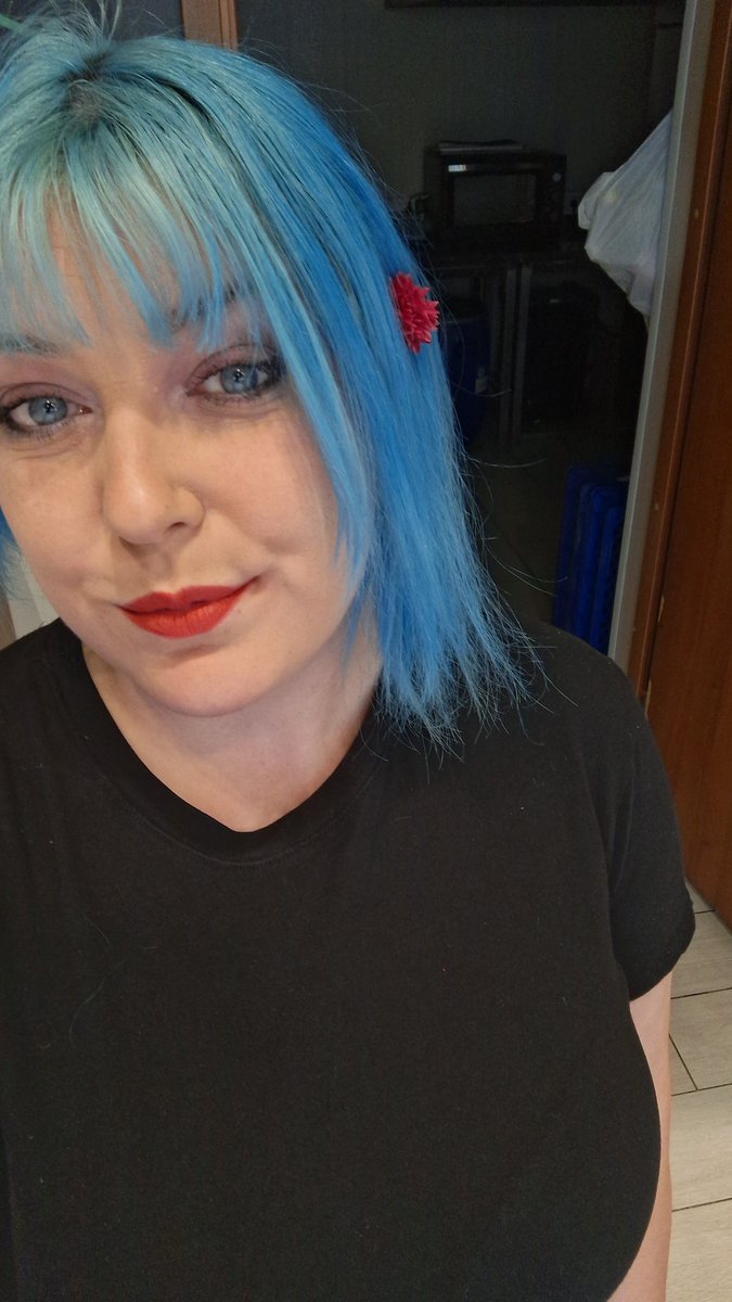 Lai visiem, kas šodien līgo,nav jāsauc palīgā.
Lai visiem, kas šodien strādā, ir patīkami strādāt.
Priecīgi jums līgot un līgoties 🌻🌼🌱🌱🌿