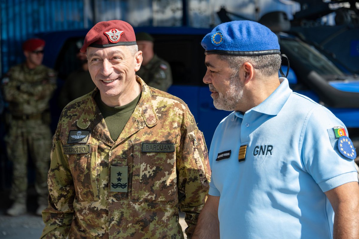 The Commander of the #NATO-led #KFOR mission, MG Enrico Barduani, together with the <a href="/EulexHoM/">Giovanni Pietro Barbano</a>, MG Giovanni Pietro Barbano, attended a demonstration of CRC training organized by EULEX for the Committee for Civilian Aspects of Crisis Management in Mitrovica.

#UNITASOMNIAVINCIT