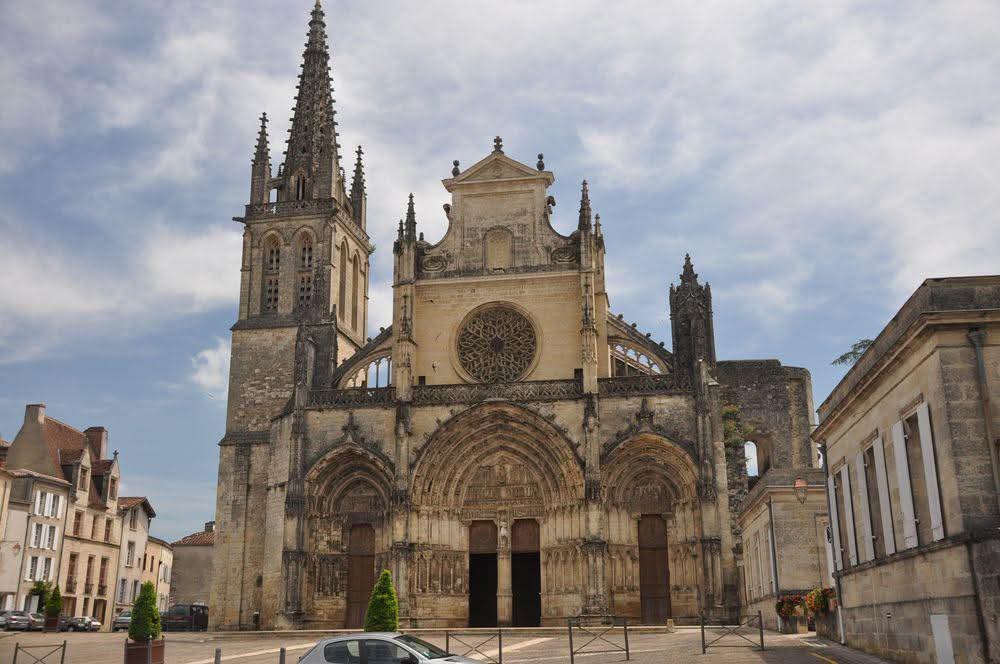 NZAllison's tweet photo. Bezas cathedral. Another of those "prettiest villages" which we saw on our way to the Roquefort, that wasn't.
Council offices from the old covered cattle market. View from the ramparts to the Sultan's Garden below. Old utility building being slowly renovated. 
#Bezas https://t.co/ypanaSVb8e