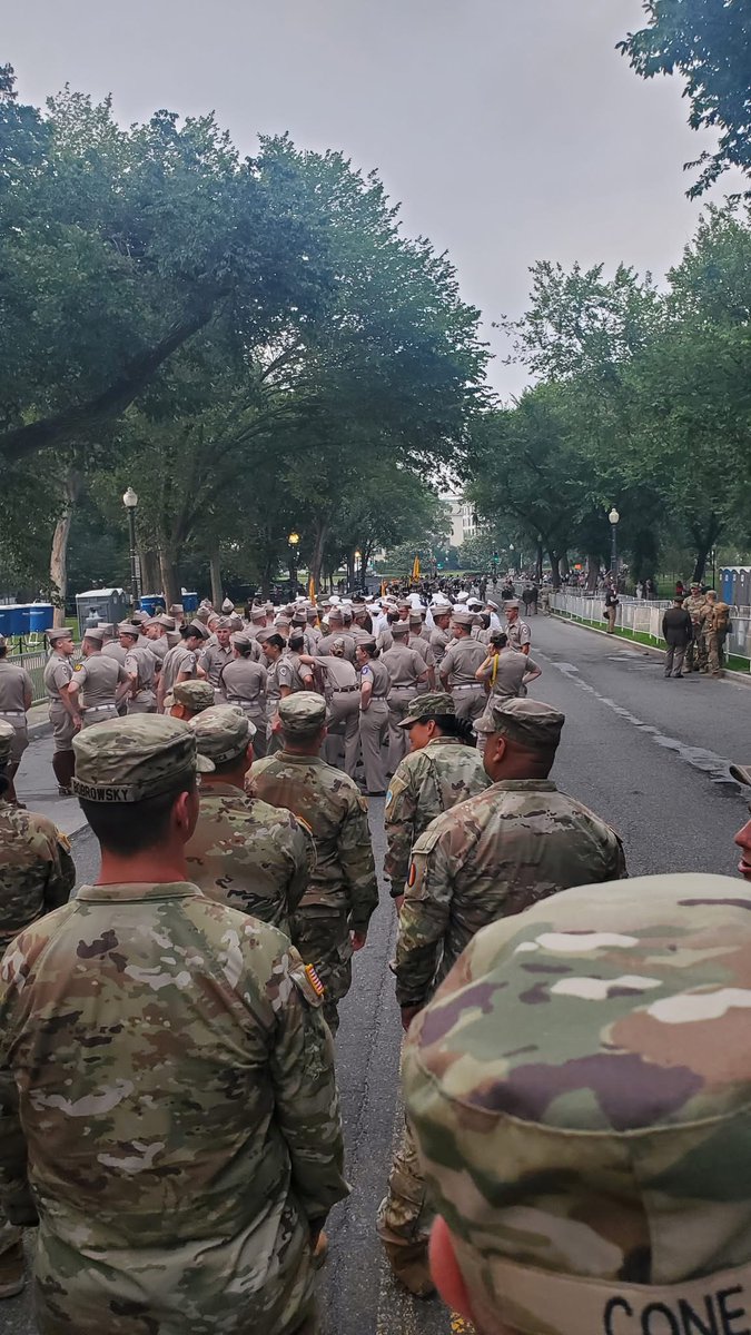IL_Natl_Guard's tweet image. President Donald Trump re-enlisted 250 Soldiers including three Illinois Army National Guard NCOs, Sgt. Nina Harris, Sgt. Stevie Barton, and Sgt. Patrick Murray, during the Army's 250th Birthday event on June 14 in Washington, D.C. The Soldiers were selected by their brigades.