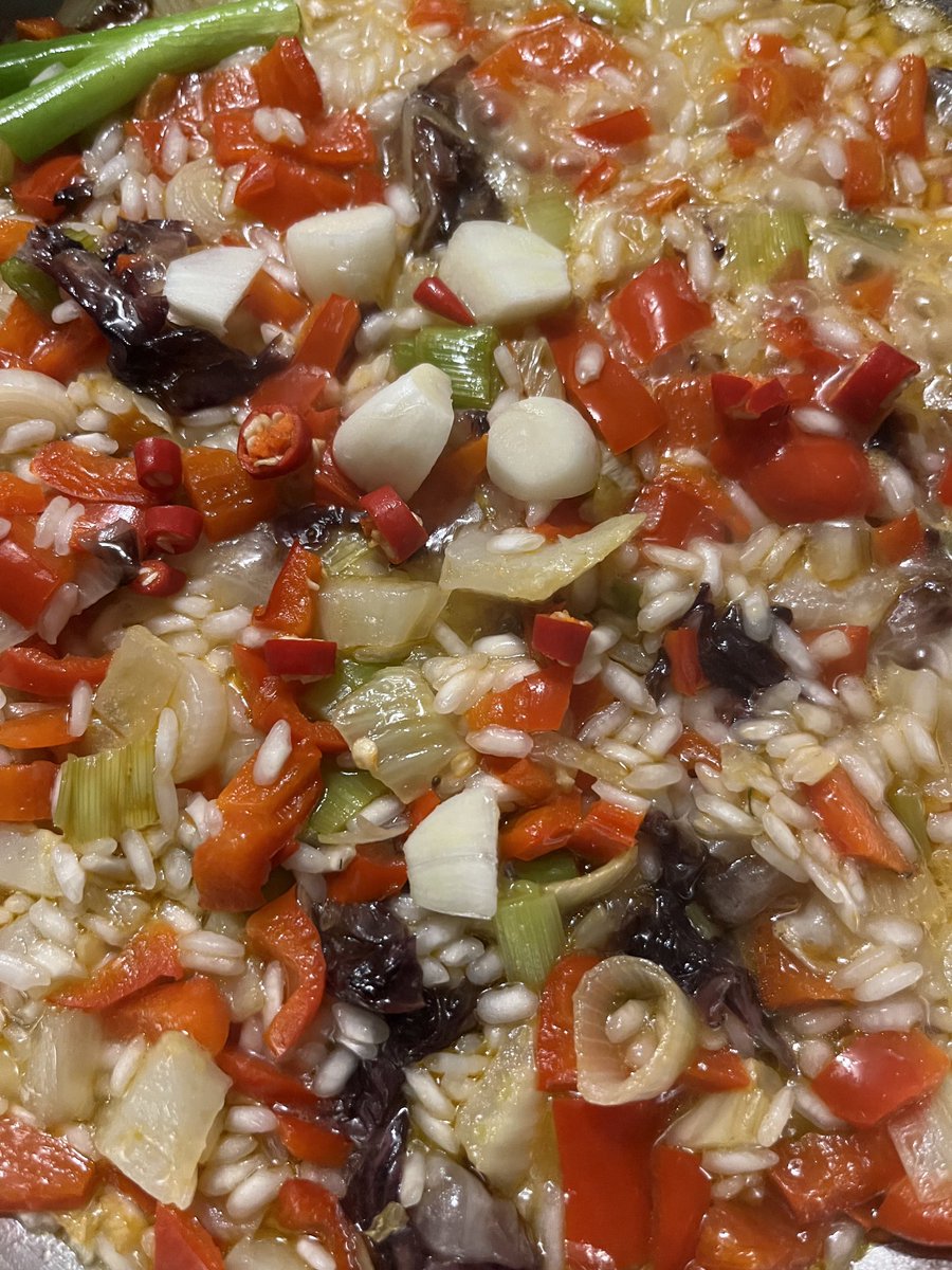 Frantischek9's tweet photo. Risotto mit Knoblauch und Chili. Wer mag? https://t.co/skCWYkddkp