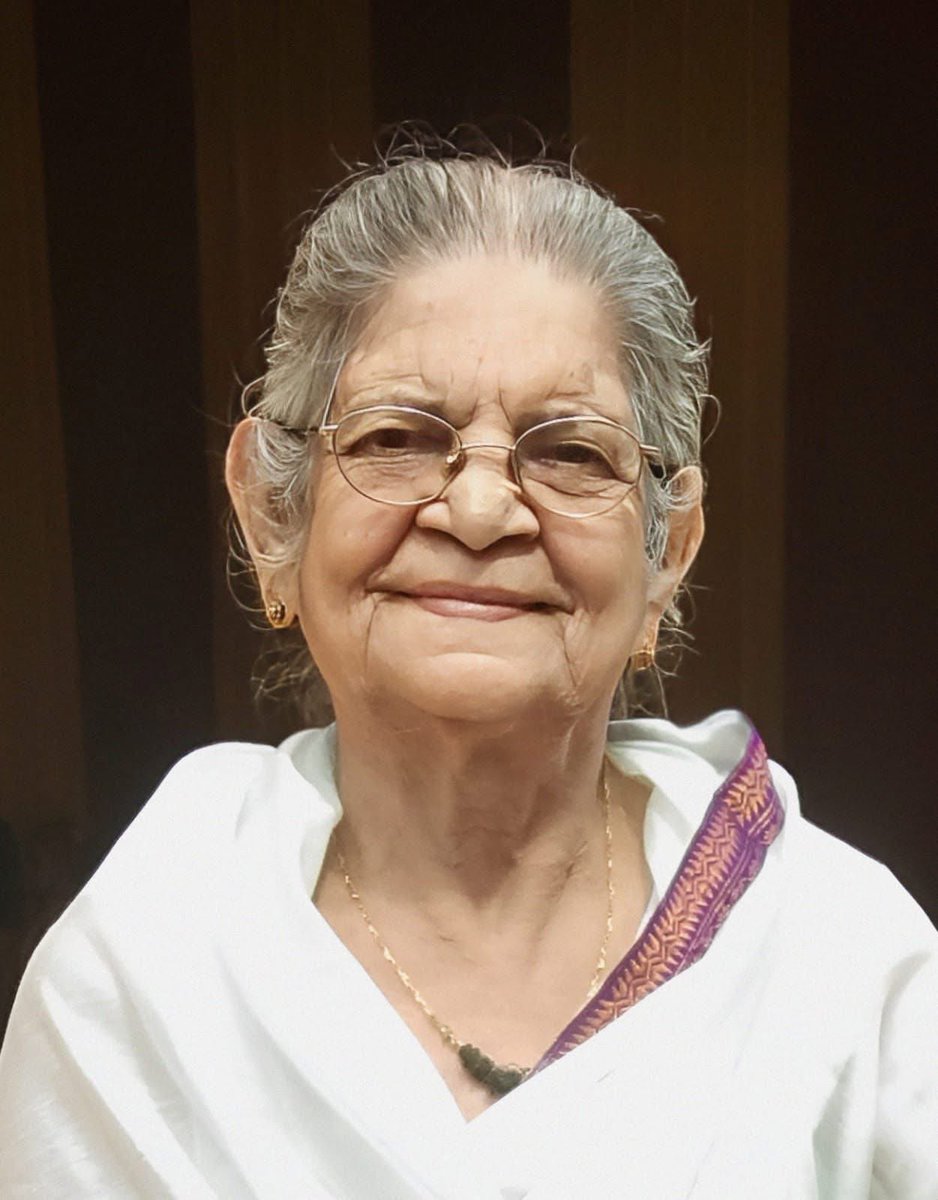 দুদিন পূৰ্বে শেষবাৰলৈ কথা হৈছিল। গৈ পাওঁতে খবৰ ল’বলৈ অহাৰ বাবে ভাল লগা বুলি ক’লে। মৰিগাঁৱত থকা দিনৰ কথা সুঁৱৰিলে। আহিবৰ পৰত মাত লগাবলৈ যাওঁতে মূৰত হাত ফুৰালে। অক্সিজেনৰ মাস্কখন নিজেই আঁতৰাই কথা পাতিলে; আশীৰ্বাদ দিলে।

“…..তোমাকো আশীৰ্বাদ দিছোঁ আৰু তোমাৰ লগতে আছুৰ সবকে আশীৰ্বাদ