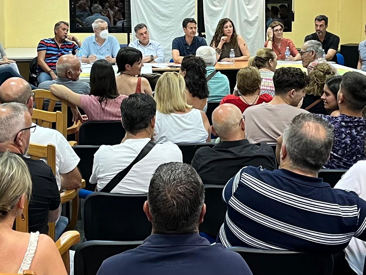 popularesmolina's tweet photo. 🔵 El alcalde @jangelalfonso ha mantenido hoy un encuentro con los vecinos de #LosValientes para informarles sobre las próximas actuaciones que se desarrollarán en la pedanía.
✅ Entre las mejoras previstas, se incluye la puesta en marcha de una nueva zona lúdico-deportiva junto a la iglesia y el asfaltado de varias calles, respondiendo así a una demanda histórica vecinal.
🤝 Desde el Partido Popular de Molina de Segura reafirmamos nuestro compromiso de seguir impulsando proyectos que contribuyan al bienestar y progreso de todas las pedanías.
👥 A la reunión también han asistido los concejales @FranHernandezG y @sergiobernalaya.