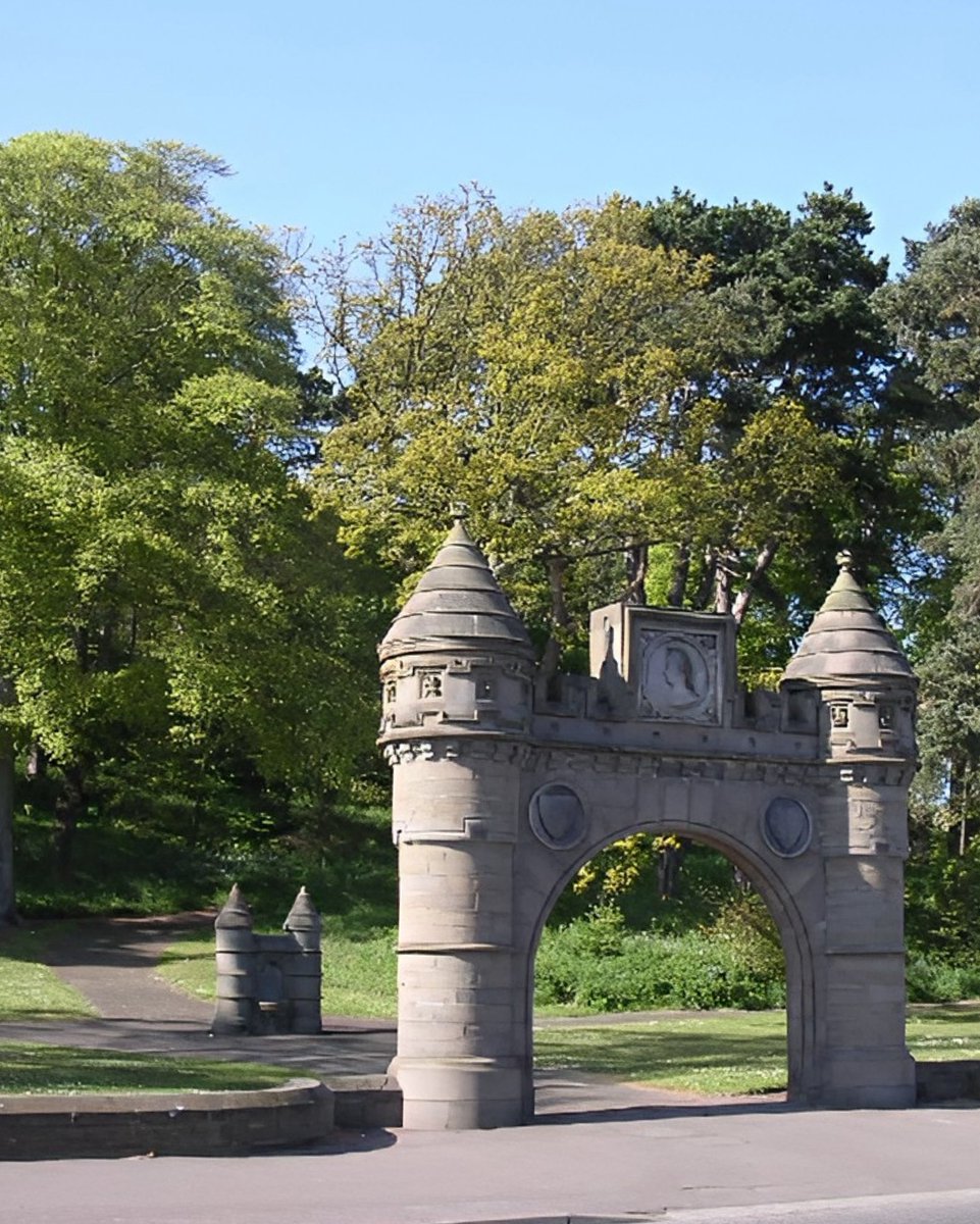 🌳❤️😍 One place in Dundee that I feel gets overlooked is the beautiful Reres Hill and its surrounding parkland, located in Broughty Ferry opposite where Armitstead used to be. 

Did you know the hill was also one of several locations considered for Mills Observatory?