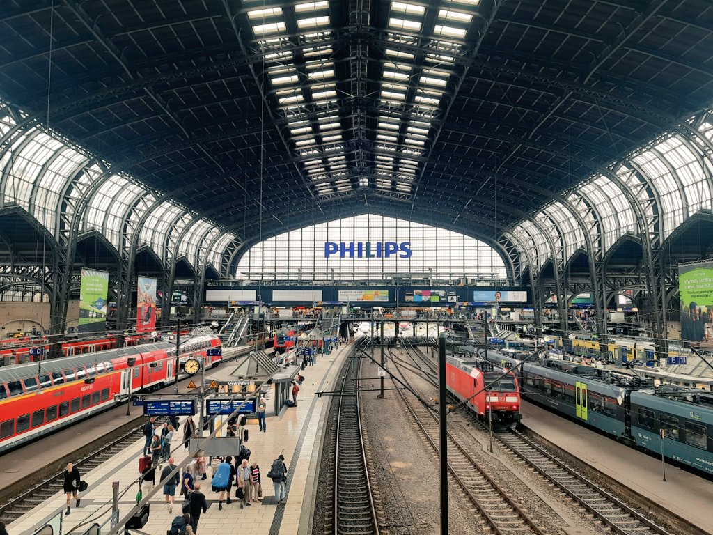 Almanya'da en sevdiğim şehirlerdendir Hamburg. Hem dinamik hem dingin. Hem ciddi hem keyifli. Hem kadim hem modern. Rüzgarından, yağmurundan ve bir anda açıveren güneşinden birşey kaybetmemiş. Yüksek lisans yıllarımın güzel hatıralarının durağı ise Alster gölü kenarındaki Alex.