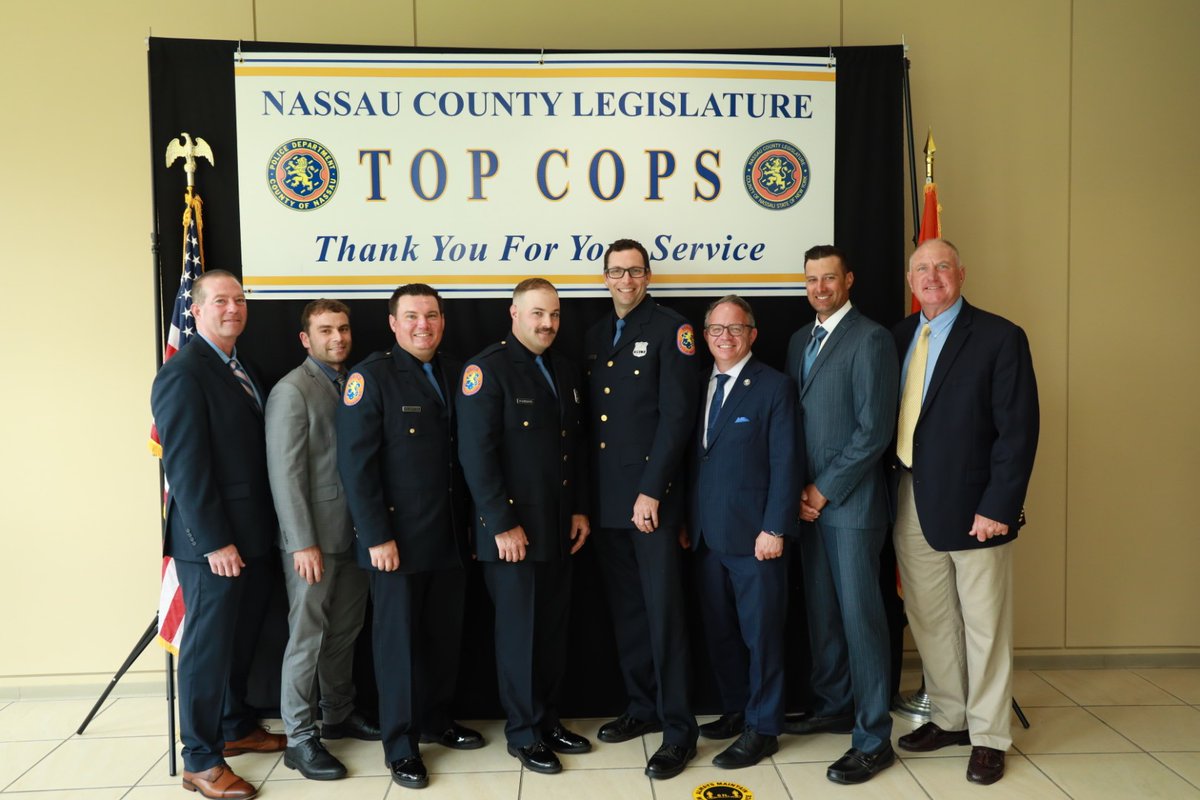 nassaucountypba's tweet image. 1st Pct Officers Thomas Houghton, David Hubbard, and Keith Johnson were honored as this month's #TopCops at the #NassauCounty Legislature!
These brave officers arrived on the scene of a house fire in #EastMeadow and successfully rescued two occupants from the second floor.