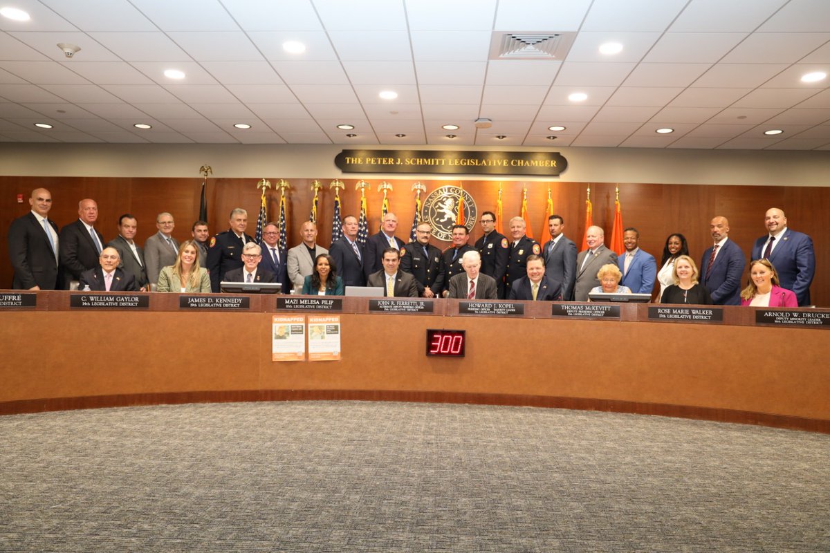 nassaucountypba's tweet image. 1st Pct Officers Thomas Houghton, David Hubbard, and Keith Johnson were honored as this month's #TopCops at the #NassauCounty Legislature!
These brave officers arrived on the scene of a house fire in #EastMeadow and successfully rescued two occupants from the second floor.