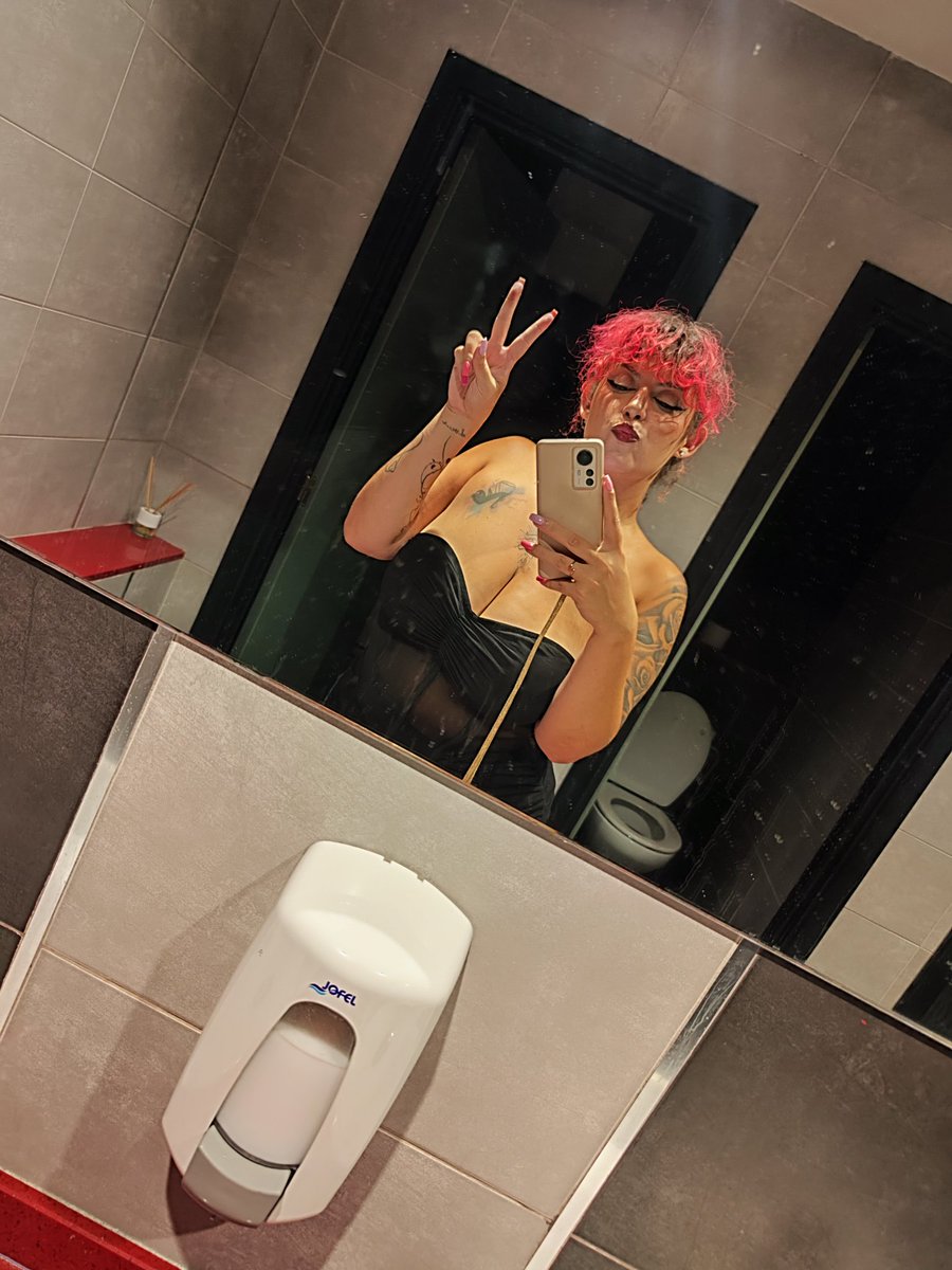 Cuando trabajas en una discoteca que el espejo del baño esta tan alto que no te ves🤣
En la segunda foto estoy de puntillas jajaja