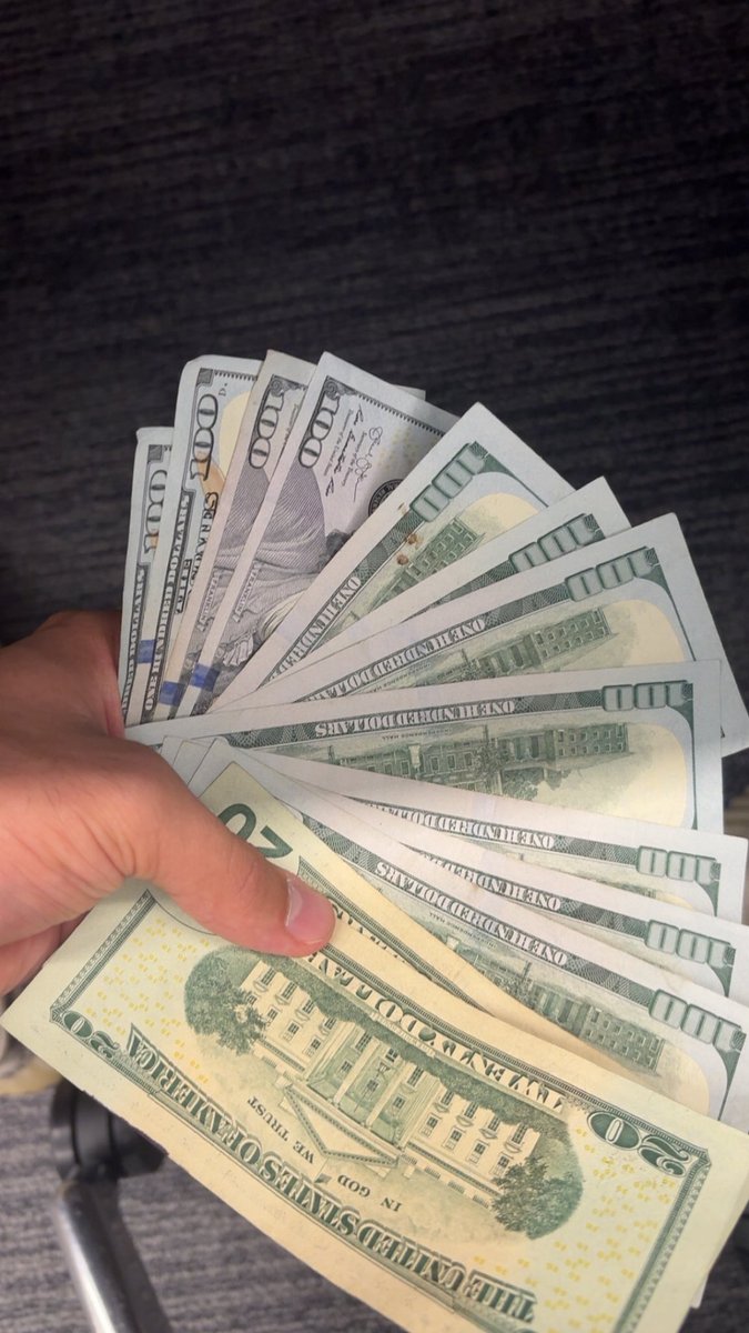 BudWiser6969's tweet photo. The 1/3 regs at rivers casino poker room hate to see Bud comin #smellya https://t.co/neBRZBSm43