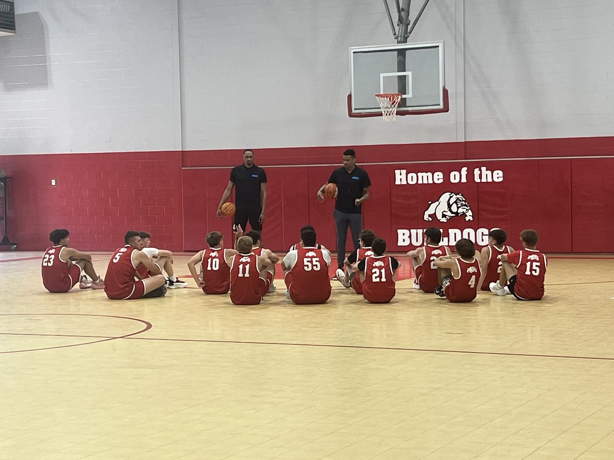 SulphurHoops's tweet image. Had a great time at camp! Thank you ND42, Sheron-Dorsey Walker and Xavier Cork for your help this week. We got a lot of good work out of it! #BulldogCulture @Sulphur_Sports