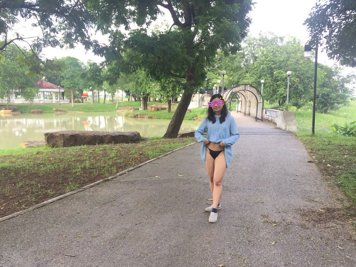 Wi_Smiley's tweet photo. มาเดินเล่นชมวิวสวนสาธารณะ ถอดเกงในโชว์ซะหน่อย
https://t.co/hJTndgMeFx
#outdoor #ชอบโชว์ https://t.co/hU5nHMH1uV