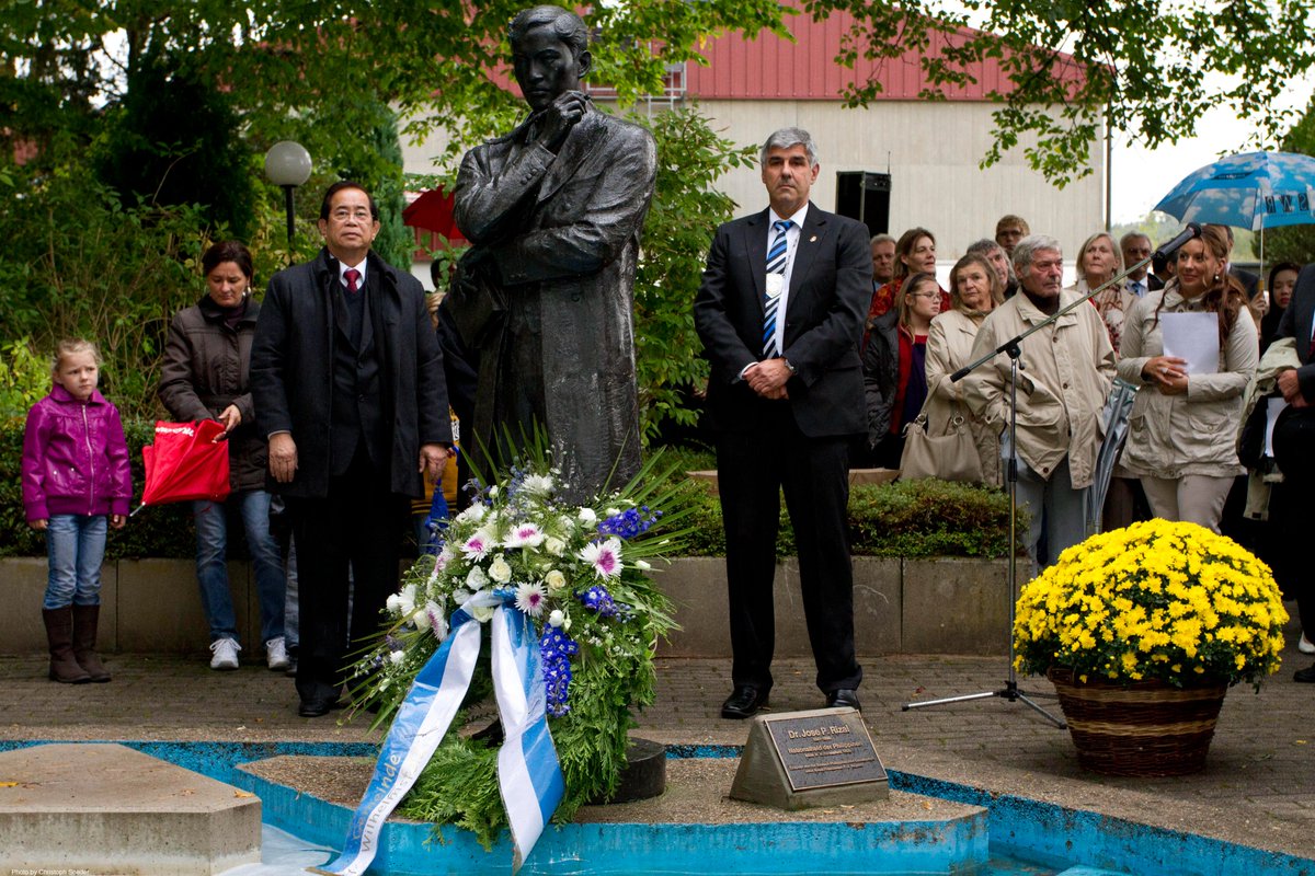 Magkaisaspace's tweet photo. Art and Dr. José Rizal 
Signing of sisterhood between the cities of Calamba and Wilhelmsfeld (Germany) on October 07, 2011 https://t.co/2SYguzWCKX