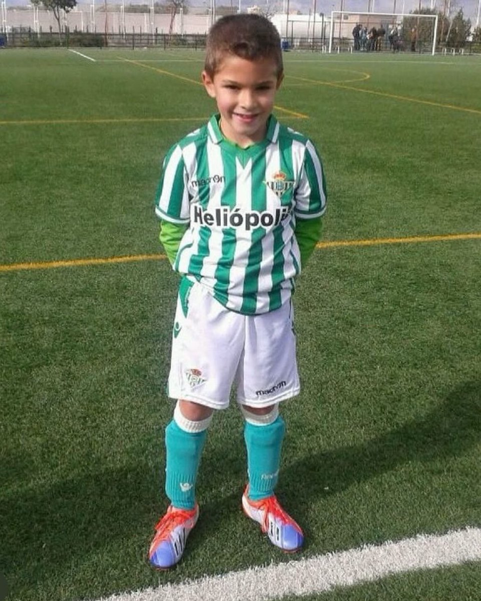 Se ha quedado una magnífica tarde para recordar que Pablo García fallará, y que cuando lo haga no hay que matarlo, sino todo lo contrario: apoyarlo más si cabe. Es un chaval de 18 años, que lleva TODA su vida en el Betis. Y que necesita de nuestra confianza y apoyo. Recuérdenlo.