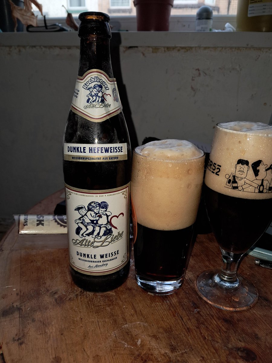 HopHorizonsBeer's tweet photo. Rich and malty goodness! 🍺 Sipping Alte Liebe Dunkle Weisse from Kuchlbauer, a 5.2% ABV dunkel weizen with smooth banana and clove notes - perfect for tonight. Picked up at @londispennylane in Liverpool! 🌟 Check out reviews at at https://t.co/SiuFFIzJXJ, your craft beer haven. Share your weizen favourites! #CraftBeer #DunkelWeizen #Kuchlbauer #GermanBeer #BeerLovers #CraftBeerLife #BeerTography #LiverpoolBeer #HopHorizons #SummerNights #Euro2025