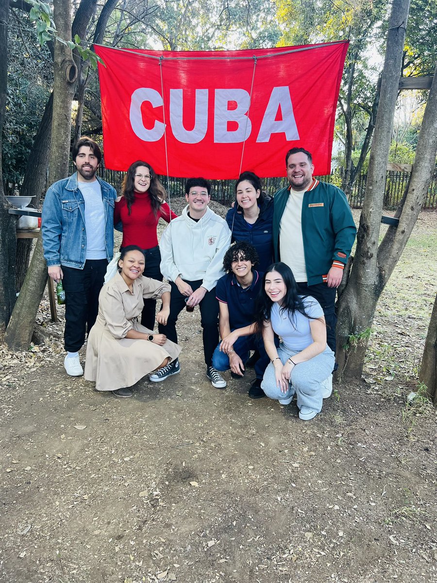 Una tarde entre jóvenes, celebrando la cultura, identidad y tradiciones cubanas 🇨🇺❤️
#Cuba