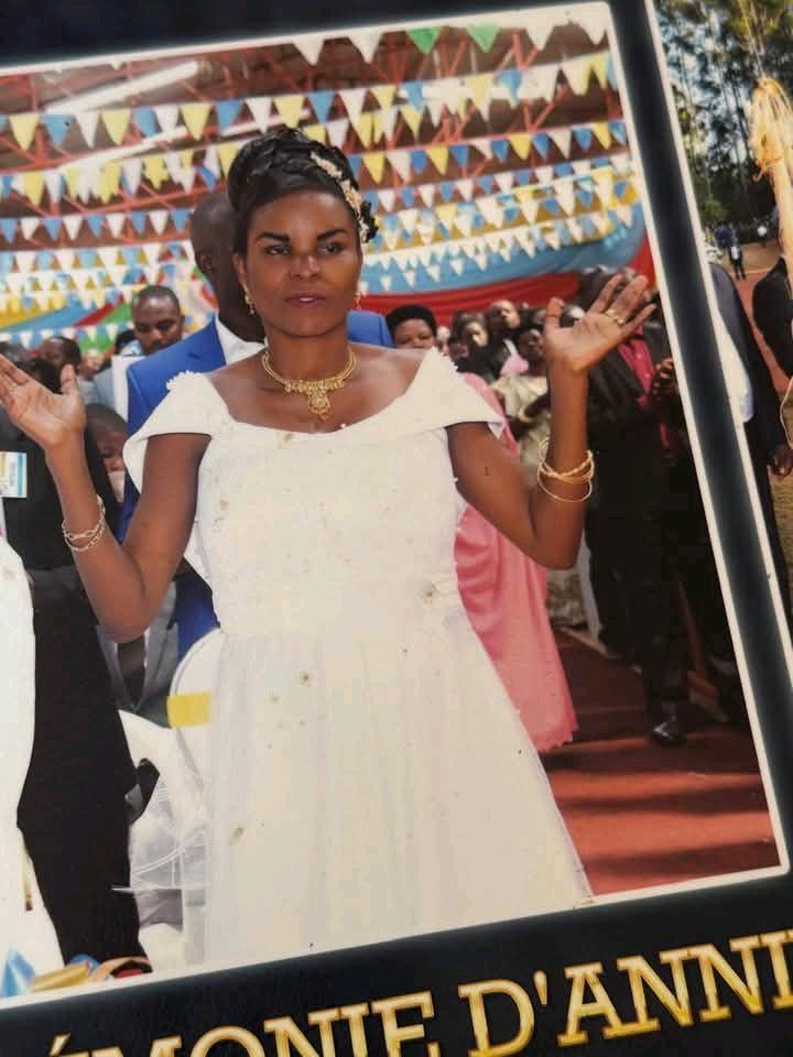 BoyAbdulrashid's tweet photo. Abavuga ko Mama Mugiraneza @Burundi1stLady yambara ibintu bizimvye vy’amamiliyoni menshi,inyishu irabonetse murabona sivyavuba kuva na kera yamye ari #Smart atesa rero mucishe make ndabahaye pole.
@nellynadia3 @Patriote257
@NduwiVanes64896 @CanesiusNiyonk2
#BSMITH https://t.co/6fzh4i9whI