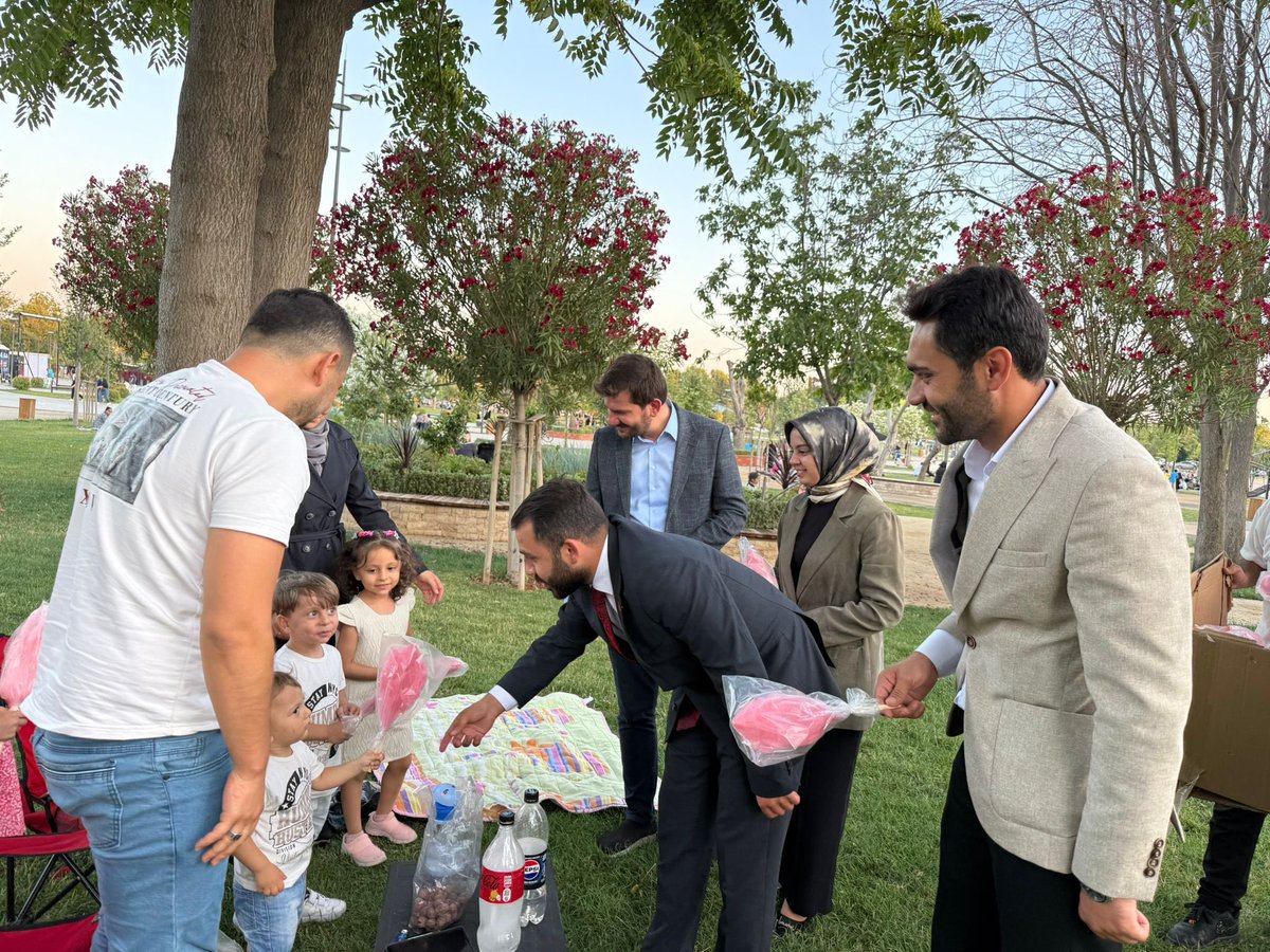 Genel Başkan Yardımcımız, Sivil Toplum ve Halkla İlişkiler Başkanımız Sn. Abdullah Uçan ve bölge koordinatörlerimizle birlikte Festival Park’ta geleceğimizin teminatı kıymetli çocuklarımızla bir araya geldik. 🎈

Yüzlerindeki tebessüm, yüreklerindeki umut bizlere enerji verdi.