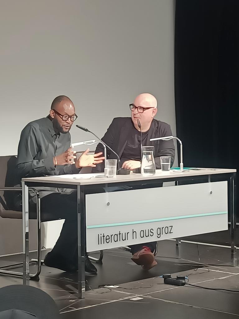 Im gut gefüllten <a href="/LithausGraz/">Literatur h aus Graz</a> erhält heute der Autor Fiston Mwanza Mujila den renommierten Franz-Nabl-Preis verliehen. Kulturstadtrat Günter Riegler eröffnet die Preisverleihung,  <a href="/KlausKastberger/">Klaus Kastberger</a> moderiert durch den Abend.