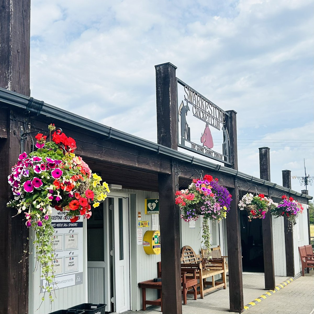 Our pavilion is looking blooming great thanks to the magnificent hanging baskets kindly donated by our sponsor, Swarkestone Nursery and Garden Centre 💐

#SwarkyBoars 🐗