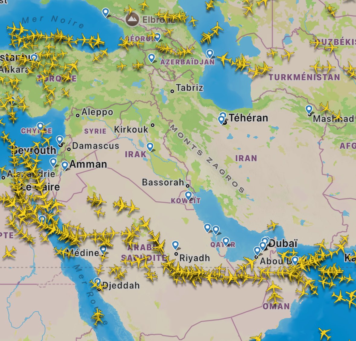 airplusnews's tweet photo. 🔴 Impressionnante vue du ciel du Moyen-Orient ce soir. 

Fermeture des espaces aériens :

❌ Israël 
❌ Irak
❌ Iran
❌ Kuwait
❌ Bahrain
❌ Qatar https://t.co/QJX1db12uX