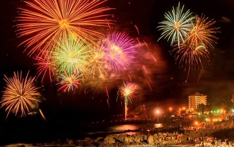 Bon revetlla a tothom. Gaudiu de la nit, els amics i la joia de viure💜🩷