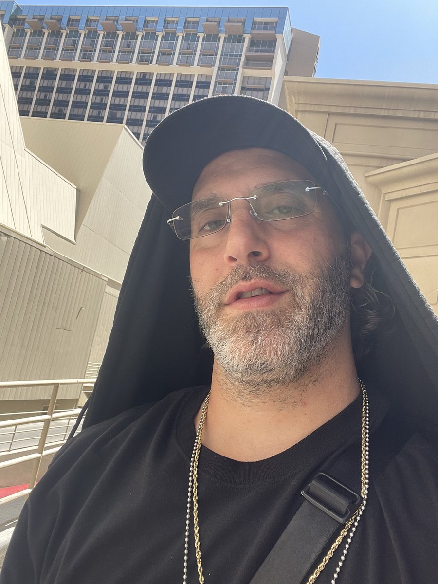 EricMizrachi's tweet image. Getting a little sun before I jump in this $500 @wsop! @TeamMizrachi 

#WSOP #GetLucky