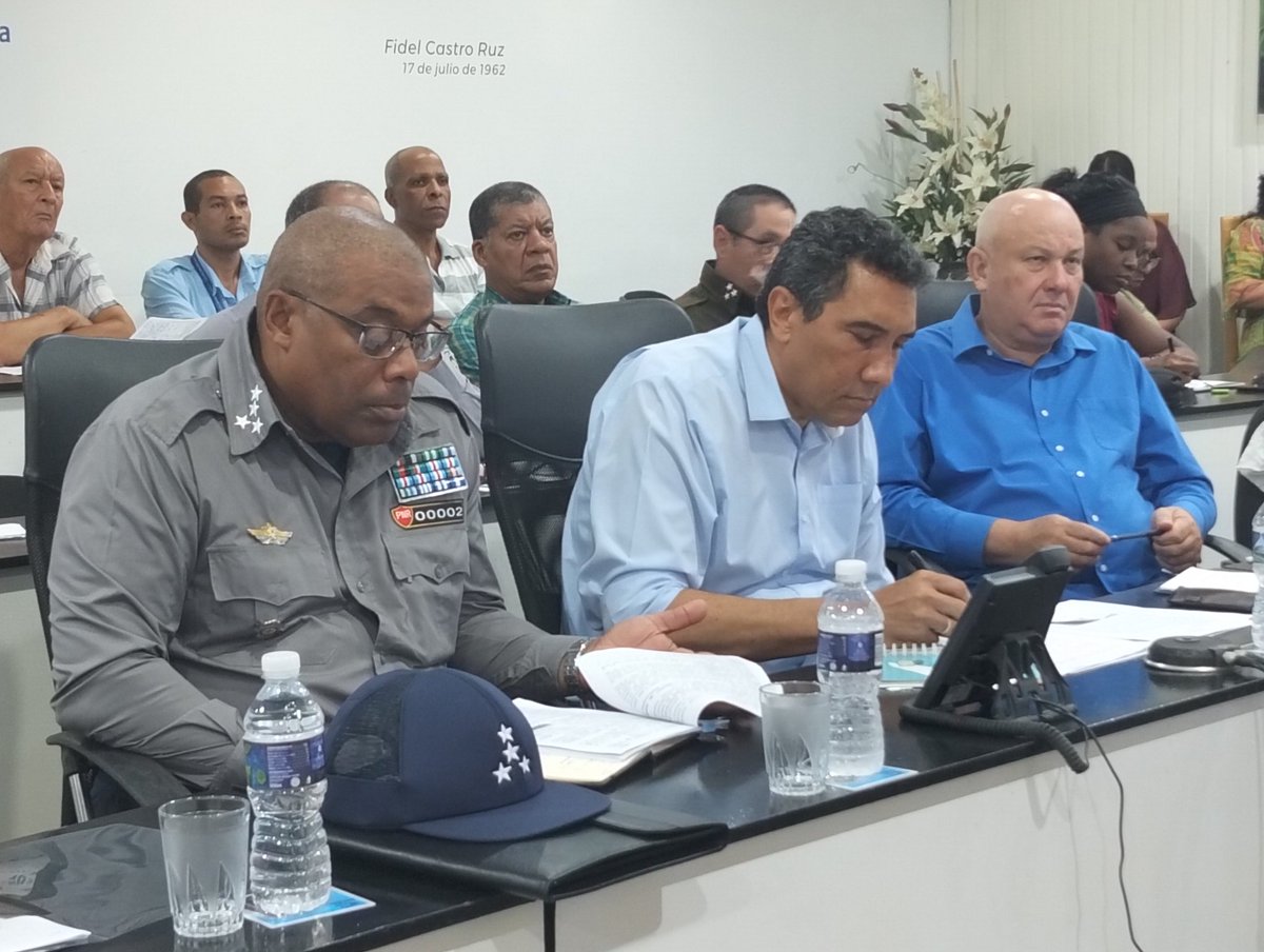 FidelACN_Cuba's tweet photo. #ACN reporta. Jorge Luis Tapia, vice primer ministro, orientó a comisiones territoriales de seguridad vial reforzar medidas para prevenir accidentes de tránsito en el verano, incrementando supervisión de vías y  medios. #HazloBien#ConocerEsPrecaver. @ACN_Cuba https://t.co/nJRmhBYXcz