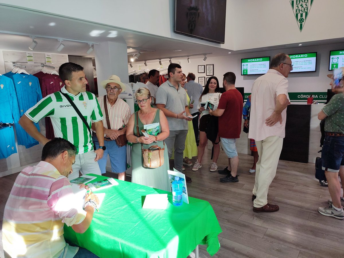 ✍🏻 Toni Cruz atendió esta tarde a los aficionados que se acercaron a adquirir su libro 📖 "La semana más larga. Crónica íntima de un ascenso".

Recuerda que puedes hacerte con el tuyo a cambio de un donativo de 10€, a favor de los proyectos sociales de la Fundación.