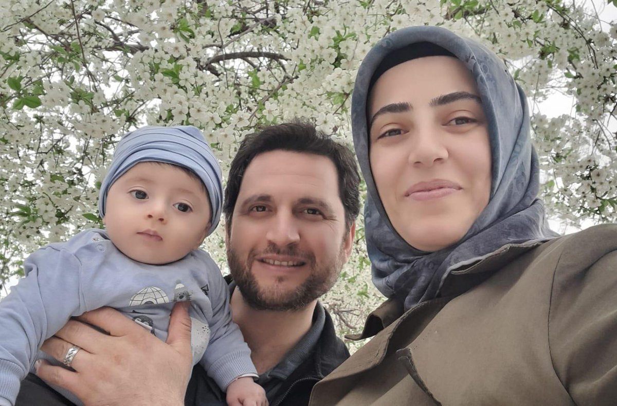 Kadının Sesi Platformu (@kadinn_sesi) on Twitter photo Tutsak eşi Özlem Düzenli ve 7 aylık bebeği Murat Efe için acılı baba <a href="/duzenli_ib53672/">ibrahim Düzenli</a> yetkililere sesleniyor:
"7 yıl cezaevi hayatı yaşadım. Anlatılamayacak rezilliklere, sıkıntılara şahit oldum. Şu an içinde olduğum durum kadar canımı acıtmadı. Yavrumun çırpınışları ve eşimin Tutsak eşi Özlem Düzenli ve 7 aylık bebeği Murat Efe için acılı baba <a href="/duzenli_ib53672/">ibrahim Düzenli</a> yetkililere sesleniyor:
"7 yıl cezaevi hayatı yaşadım. Anlatılamayacak rezilliklere, sıkıntılara şahit oldum. Şu an içinde olduğum durum kadar canımı acıtmadı. Yavrumun çırpınışları ve eşimin